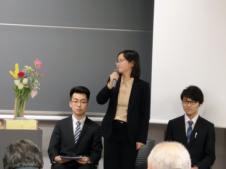 中日青年学生研讨会:个人和企业在中国的社会变化中发挥巨大作用 正在回答主持人提问的李嫣然