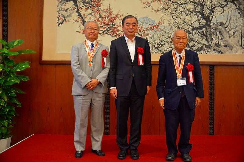 有马朗人和冲村宪树获中国建国70周年纪念章，中国驻日使馆举行日本青年访华团报告会及送行会