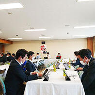 日本参议院有村议员在自民党调查会议上建议：国家公务员人事制度中应提高对博士的评价