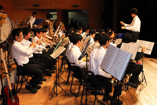 日本高中的吹奏乐队每年至少要举办一场汇报演出音乐会