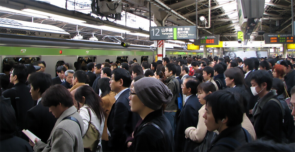 高峰时段新宿车站的山手线月台