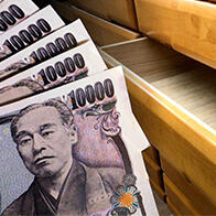 日本“衣柜存款”首次突破100万亿日元 “减少消费”的坏处是？