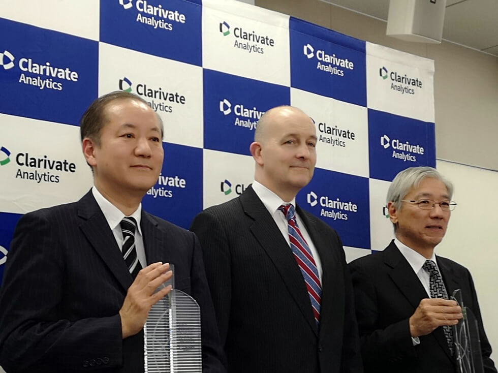 科睿唯安日本公司代表董事蒂莫西·尼利(中间)、本田技研工业知识产权与标准化统括部长别所弘和( 左)、三菱化学常务执行董事垣本昌久(右)
