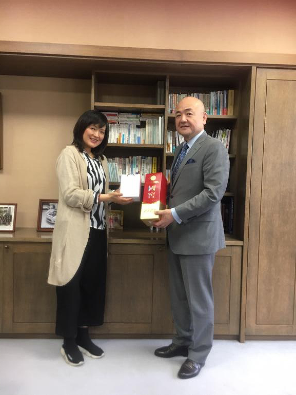 向片山和之先生赠送从中国带来的礼物,感谢他在百忙中抽出宝贵的时间接受采访