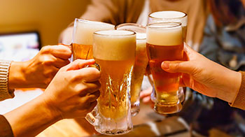 日本东北大学揭示饮酒量与老年听力损失关系：男性“大量饮酒”风险高，女性“少量饮酒”反而好