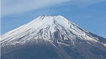 北海道大学等发现富士山在降雨时会山体膨胀，原因是雨水渗入地层缝隙
