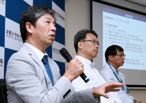 京都大学高桥淳教授(左)等在iPS细胞治疗帕金森病临床试验启动记者见面会现场