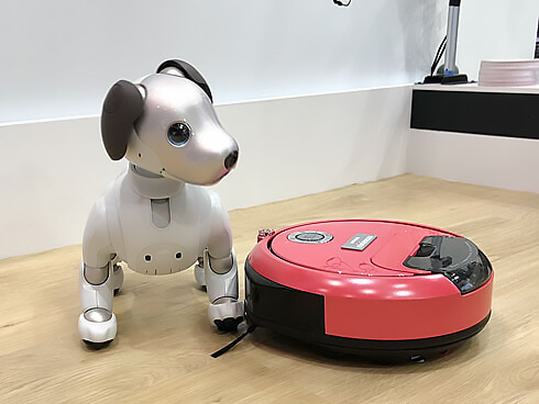 索尼的机器狗和日立的扫地机器人