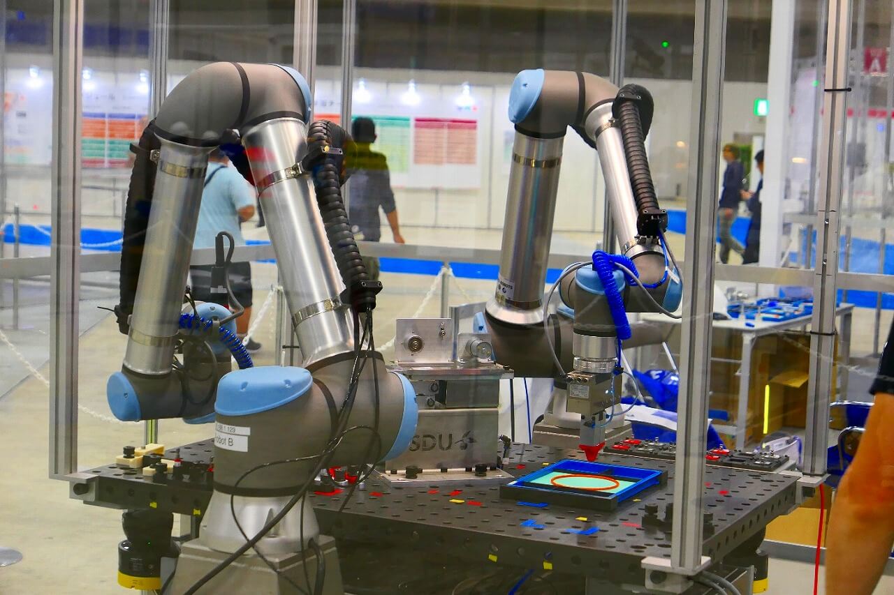 获得工业机器人比赛第一的是丹麦队伍SDU带来的双协同通用机械臂