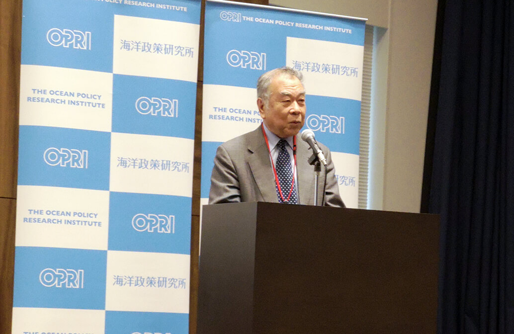 东京大学和高知大学的名誉教授高桥正征在笹川平和财团主办的论坛上发表演讲