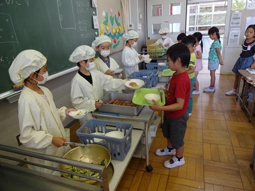 日本学校配餐　配餐委员认真发放食物