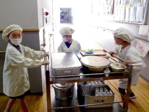 日本学校配餐　三人合力推着不轻的配餐车