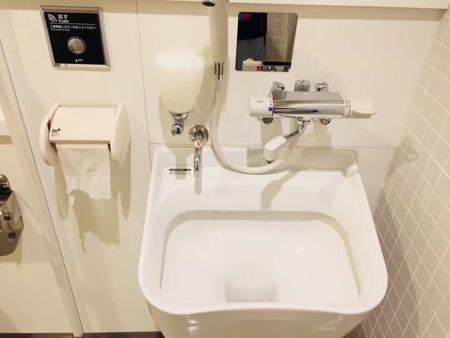 日本公共卫生间为疾障人士提供的特殊马桶