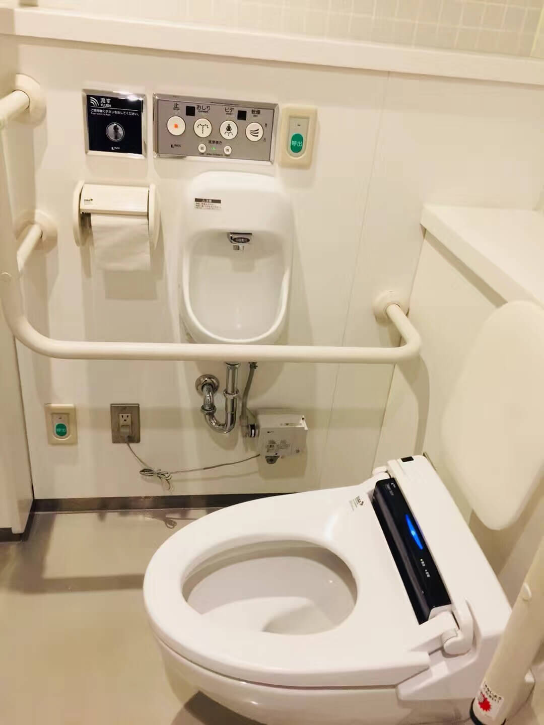 日本公共卫生间常见的温水马桶