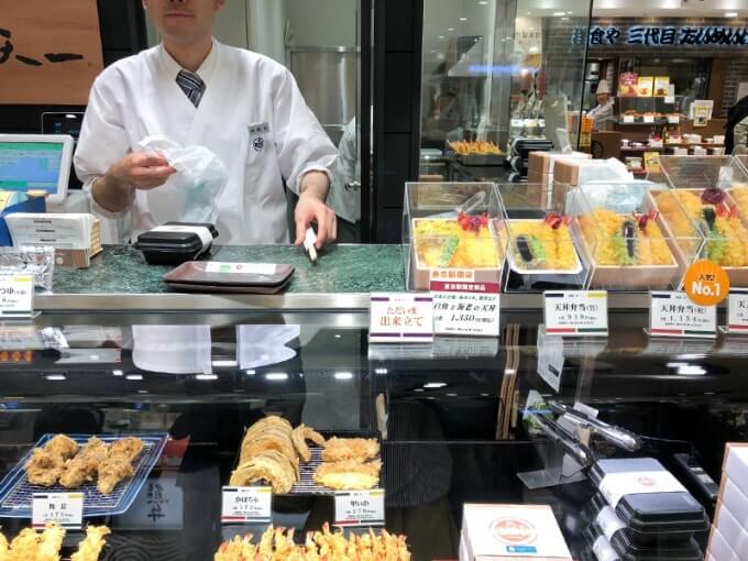 专卖店出售的天麸罗,都是在店内厨房刚油炸出锅的