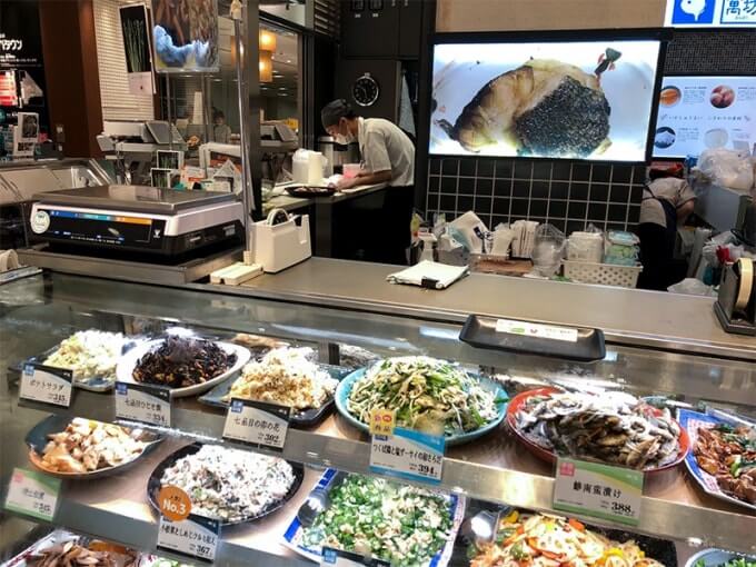 副食店里的菜品,都是在店内附设的厨房里现做的