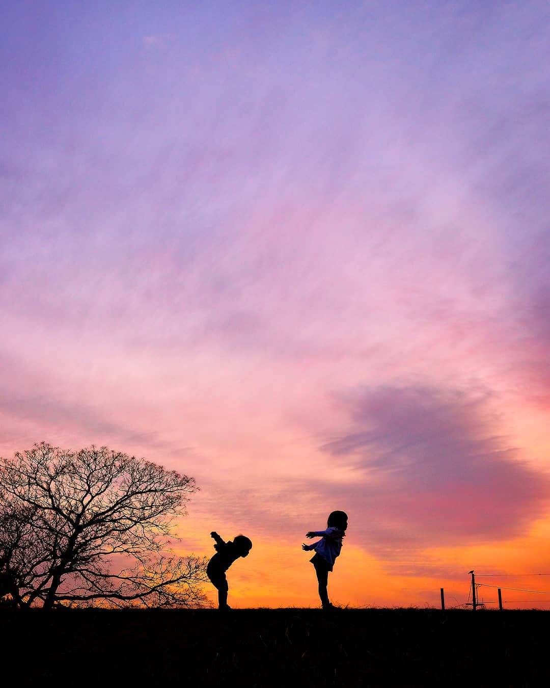夕阳、晚霞与姐弟俩