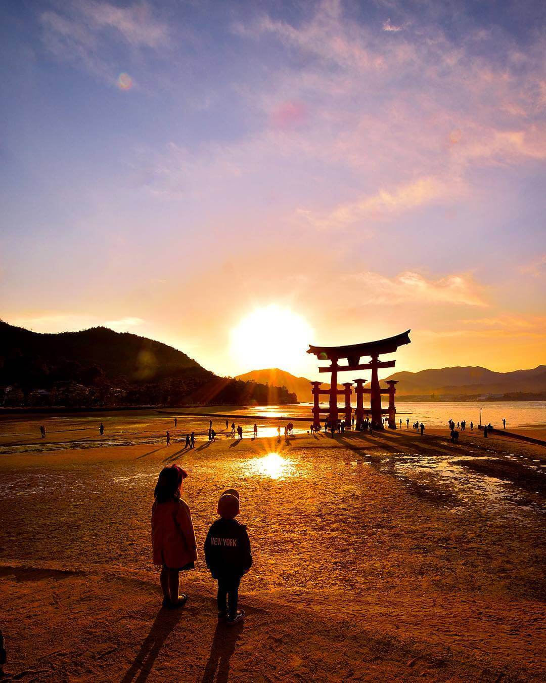 夕阳、晚霞与姐弟俩