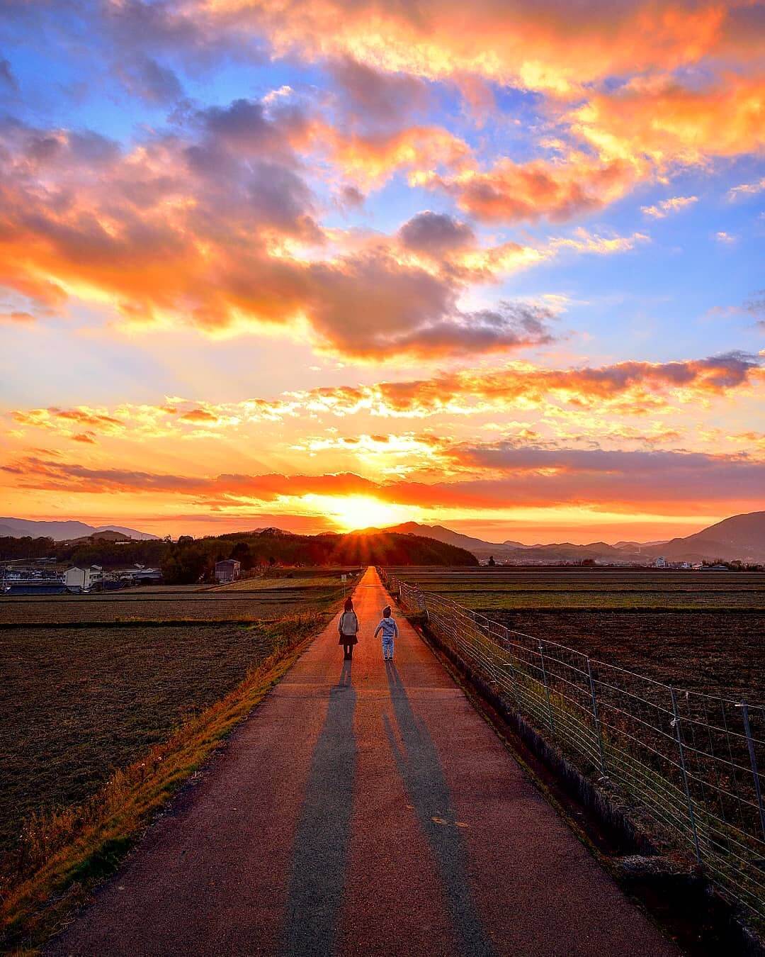 夕阳、晚霞与姐弟俩
