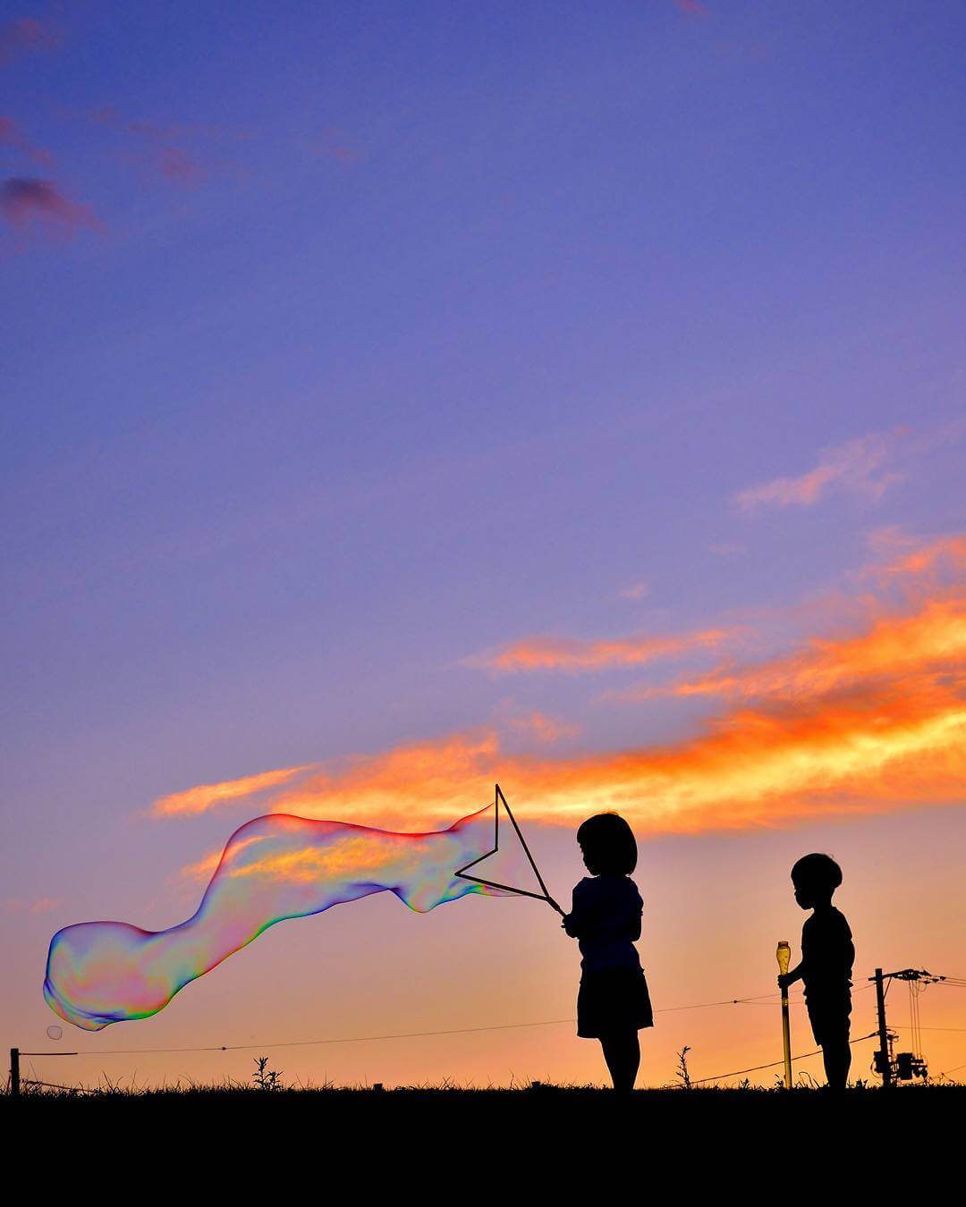 夕阳、晚霞与姐弟俩