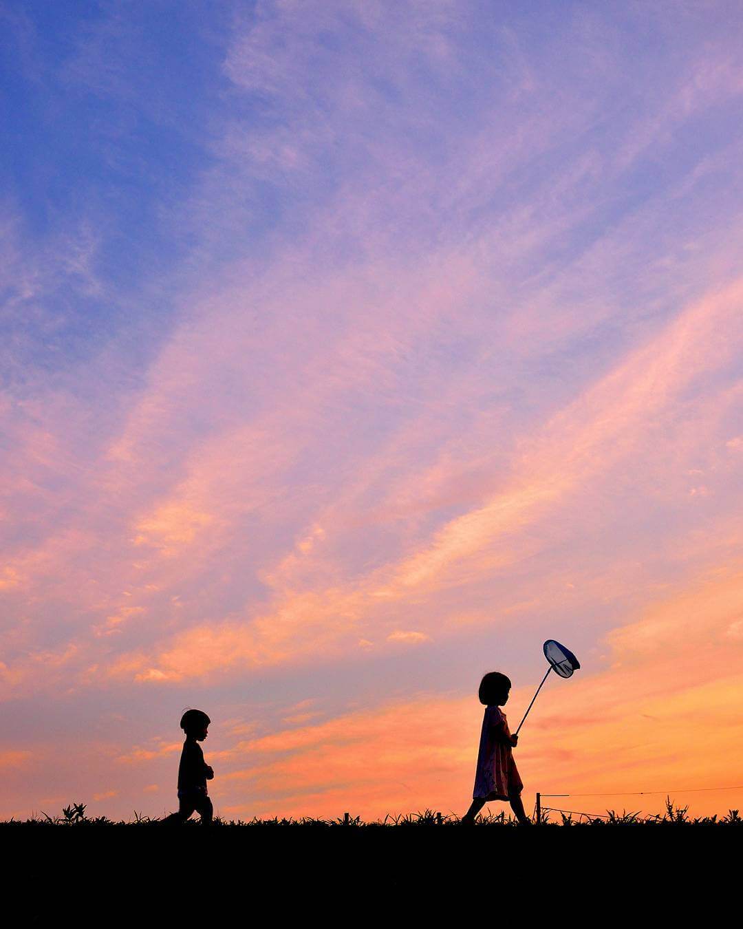 夕阳、晚霞与姐弟俩