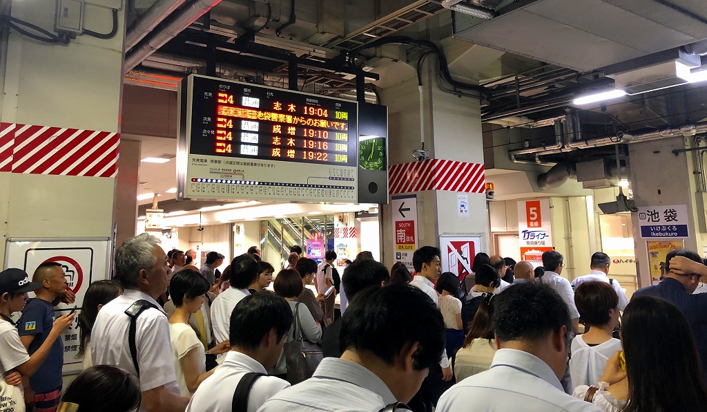 下班高峰东京池袋站某线路站台