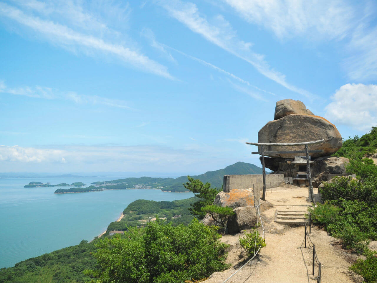 秋色如锦的小豆岛寒霞溪：怪石、红叶、濑户内海织就的溪谷美景