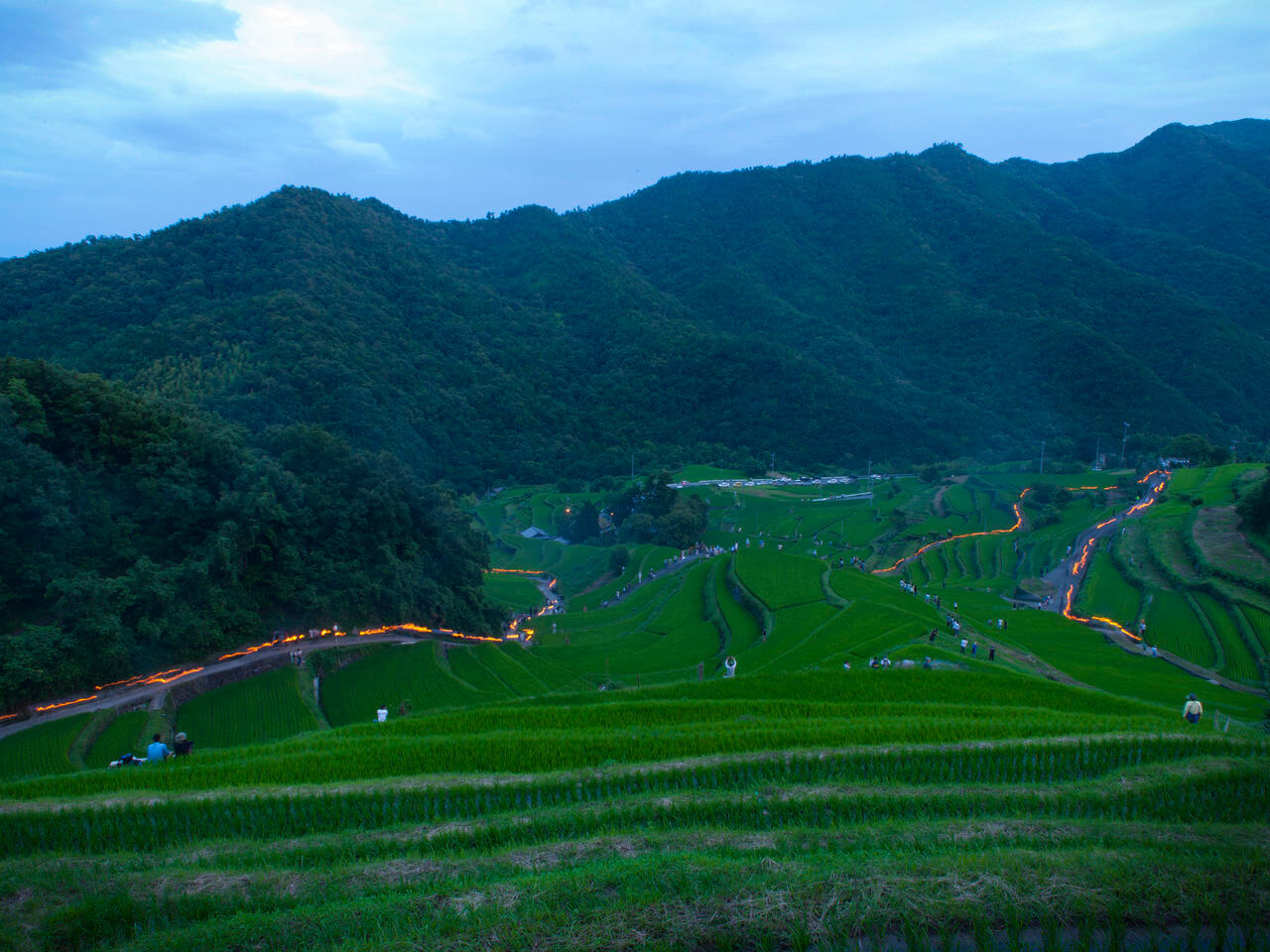 秋色如锦的小豆岛寒霞溪:怪石、红叶、濑户内海织就的溪谷美景