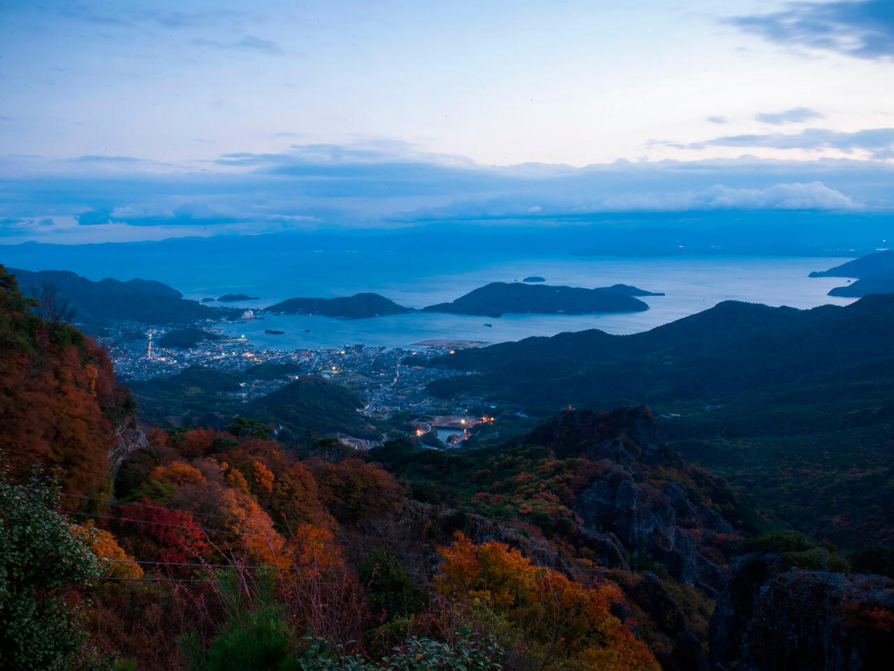 秋色如锦的小豆岛寒霞溪：怪石、红叶、濑户内海织就的溪谷美景