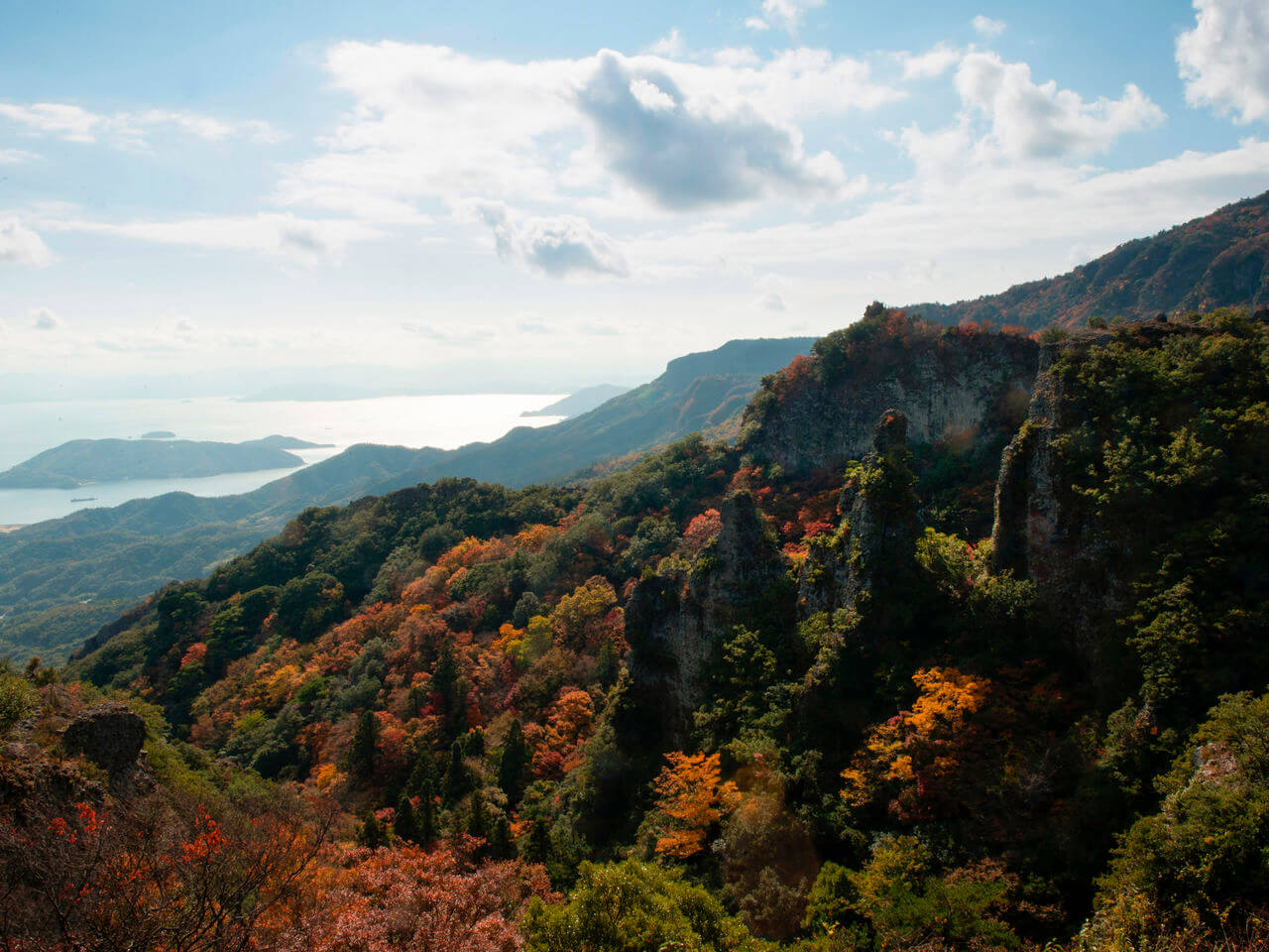 秋色如锦的小豆岛寒霞溪：怪石、红叶、濑户内海织就的溪谷美景