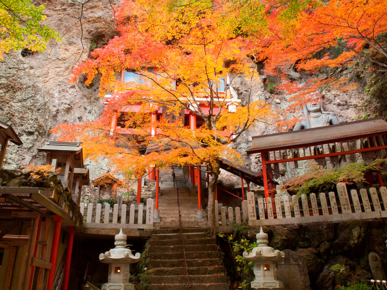 秋色如锦的小豆岛寒霞溪：怪石、红叶、濑户内海织就的溪谷美景