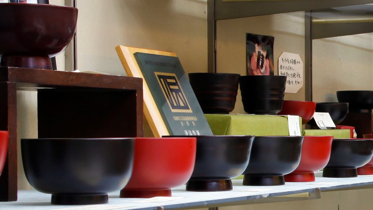 传统“净法寺涂”工艺,打造出越用越光亮的简约美餐具- 客观日本